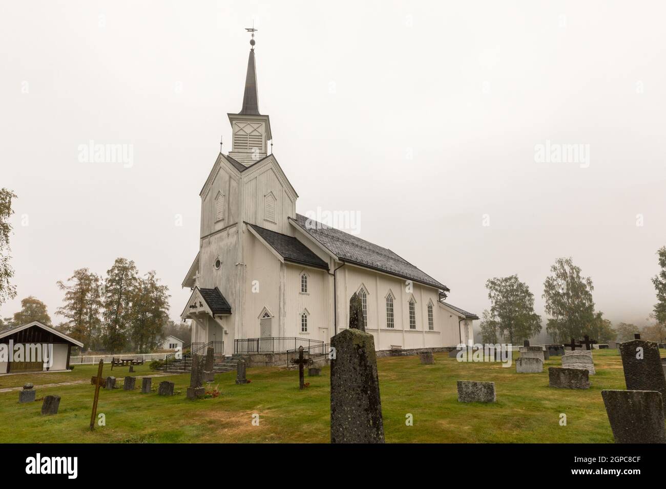 Nore Kirche - weiße Holzkirche in Nore, Norwegen Stockfoto