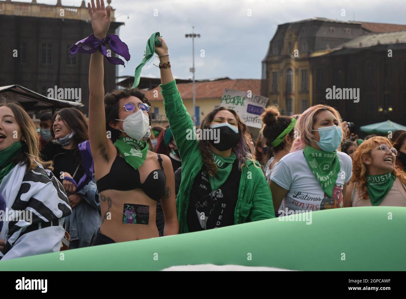 Bogota, Kolumbien. September 2021. Frauen heben während einer Demonstration, die die Entkriminalisierung von Abtreibungen während des Globalen Aktionstages für legale und sichere Abtreibung in Lateinamerika und der Karibik am 28. September 2021 in Bogota fordert, eine grüne Feminismusflagge. Kredit: Long Visual Press/Alamy Live Nachrichten Stockfoto