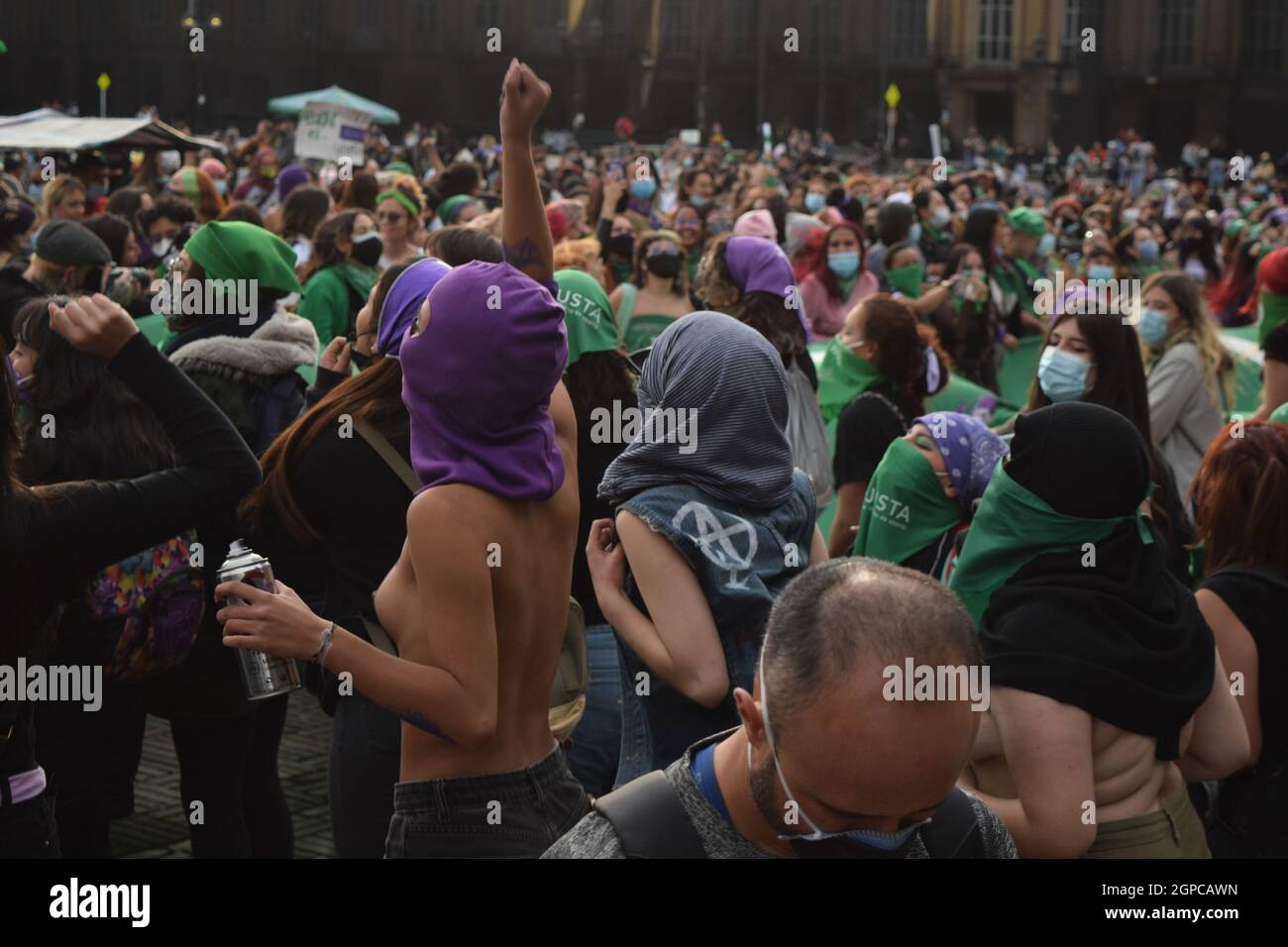 Bogota, Kolumbien. September 2021. Frauen singen und singen, während sie an einer Demonstration teilnehmen, die die Entkriminalisierung von Abtreibungen während des Globalen Aktionstages für legale und sichere Abtreibung in Lateinamerika und der Karibik am 28. September 2021 in Bogota fordert. Kredit: Long Visual Press/Alamy Live Nachrichten Stockfoto