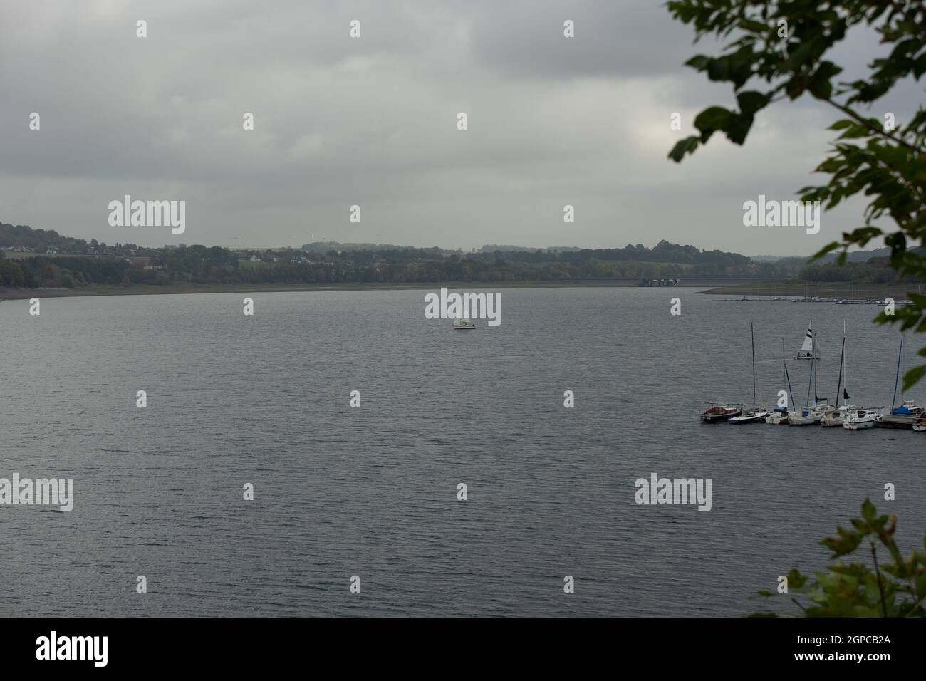 Blick vom deutschen See Moehnesee im Herbst Stockfoto