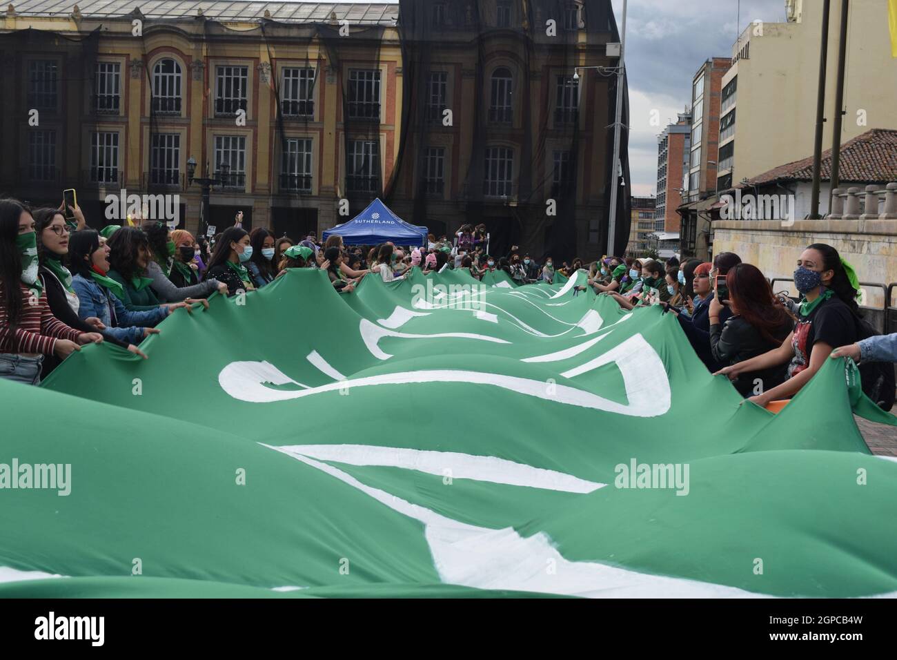 Bogota, Kolumbien. September 2021. Frauen heben während einer Demonstration, die die Entkriminalisierung von Abtreibungen während des Globalen Aktionstages für legale und sichere Abtreibung in Lateinamerika und der Karibik am 28. September 2021 in Bogota fordert, eine grüne Feminismusflagge. Kredit: Long Visual Press/Alamy Live Nachrichten Stockfoto
