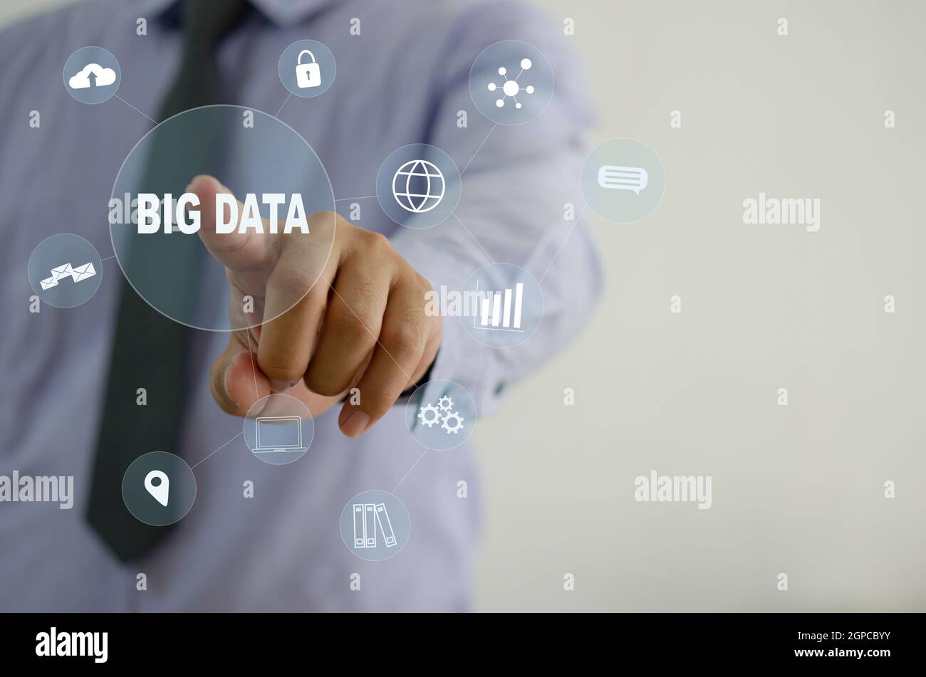Geschäftsmann berühren Symbol Big Data virtuellen Bildschirm. Business Technology Concept, Business Marketing, Investment und Data Analytics. Speicherplatz kopieren Stockfoto