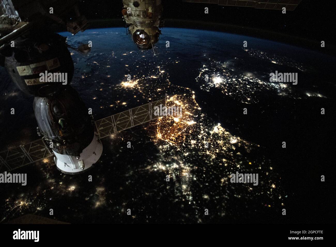 ISS - 15. September 2021 - die prominenten Lichter der europäischen Städte von Amsterdam bis Paris und London über den Ärmelkanal sind als Intern dargestellt Stockfoto
