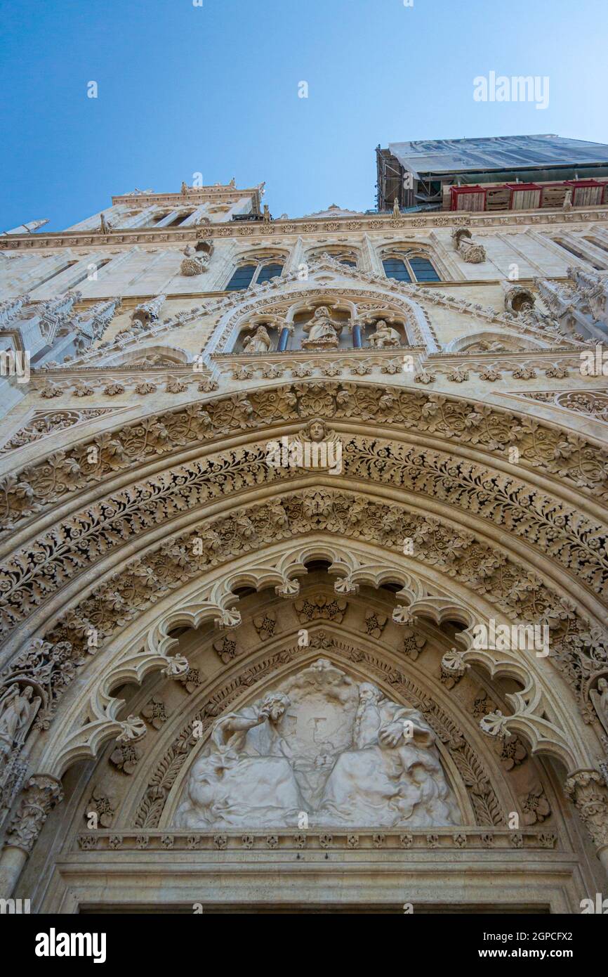 Schnitzereien am Eingang zur Kathedrale in der Stadt Zagreb, Kroatien Stockfoto