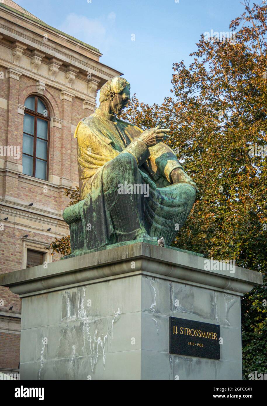 Statue des Bischofs Strossmayer von der Akademie der Wissenschaften Gebäude, Zagreb, Kroatien Stockfoto