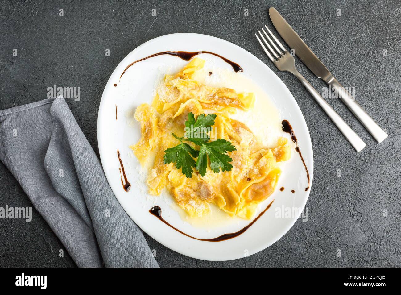 Italienische Küche: Typische Casoncelli im Stil alla berescian haben eine Füllung aus geriebenem Brot, Grana Padano und Butter. Stockfoto