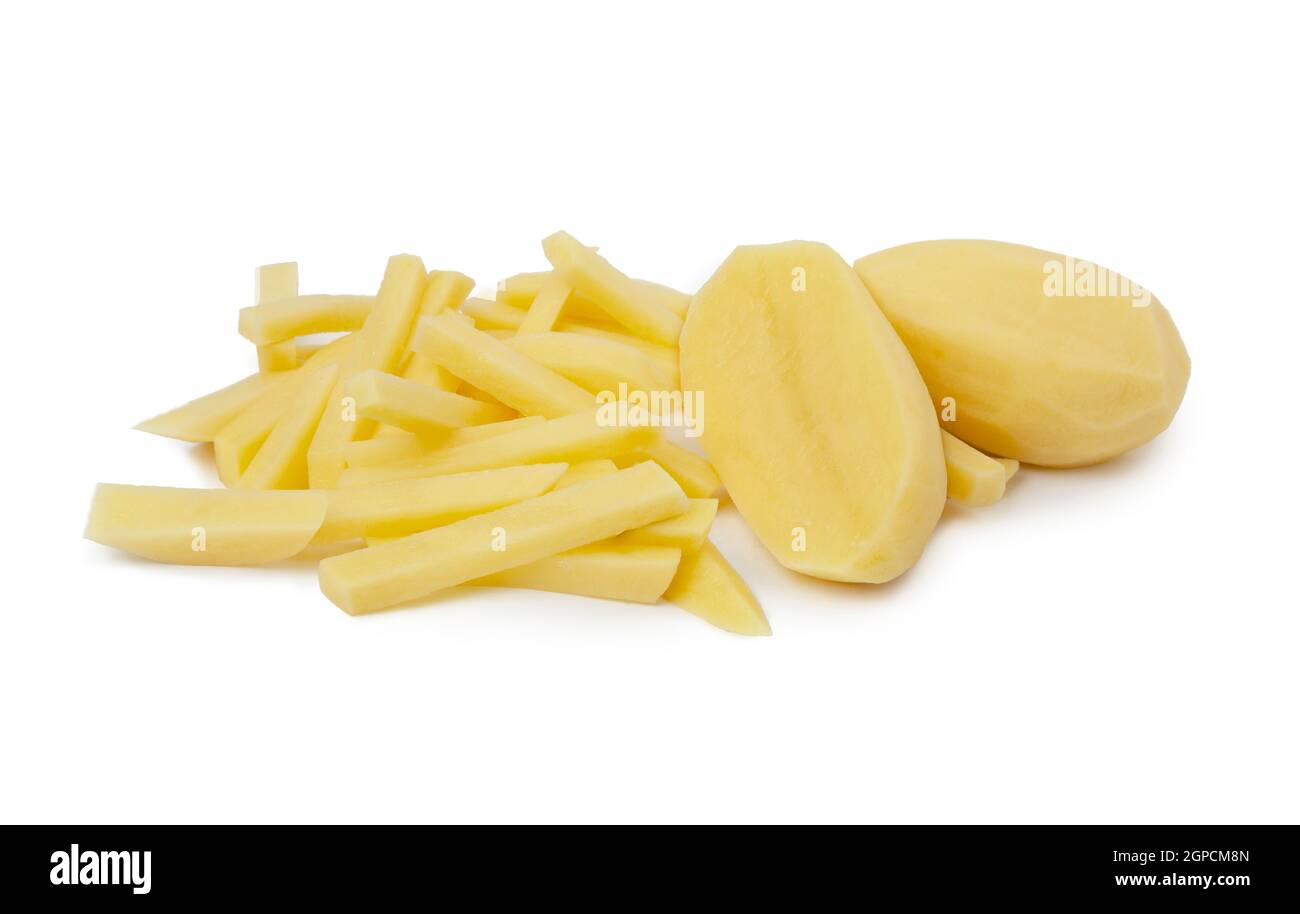 Rohe Kartoffelstreifen, die für Pommes frites auf weißem Hintergrund isoliert zubereitet werden. Mit Beschneidungspfad Stockfoto