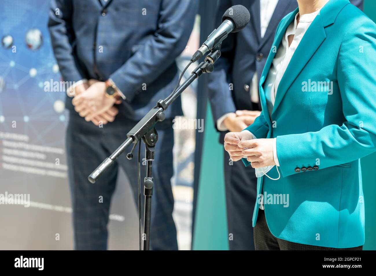 Geschäftsfrau oder Politikerin hält eine Rede bei nachrichtenereignis Stockfoto