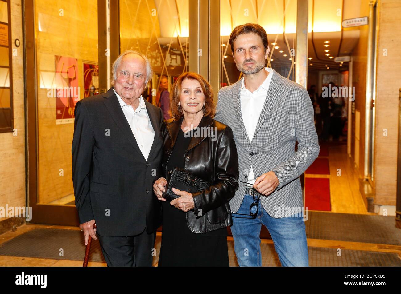 Berlin, Deutschland. September 2021. Simon Verhoeven (r) und seine Eltern Senta Berger und Michael Verhoeven kommen zur Verleihung des Ernst-Lubitsch-Preises 2021 an Simon Verhoeven in die Astor Film Lounge. Quelle: Gerald Matzka/dpa-Zentralbild/dpa/Alamy Live News Stockfoto