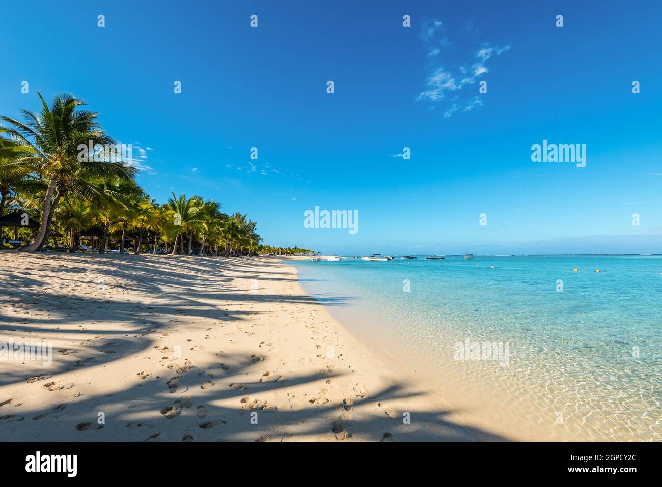 Le Morne, Mauritius - 11. Dezember 2015: Unglaublich weißen Strände der Insel Mauritius. Tropischer Urlaub in Le Morne Beach, Mauritius. Der Schatten von der Stockfoto