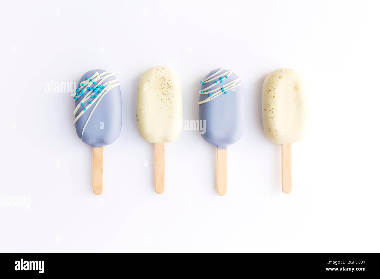 Blau-weißes Cookie-Eis auf einem Stock auf weißem Hintergrund. Hochwertige Fotos Stockfoto