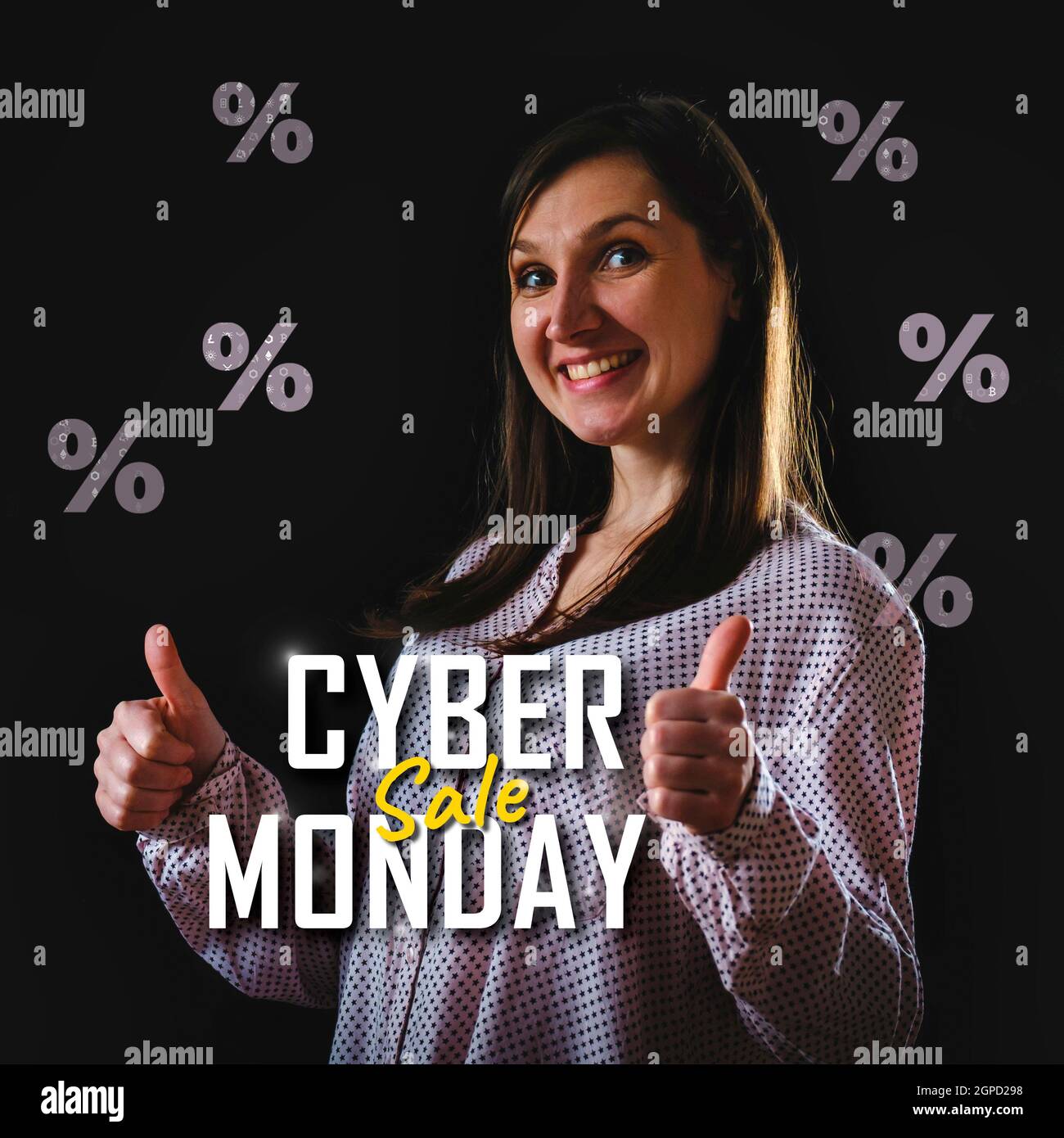 Cyber monday mit jungen positiven fröhlich zufrieden niedlich freuen gut aussehende Mädchen beraten Wahl. Cyber Monday Text lächelnde Frau zeigt Daumen nach oben Stockfoto