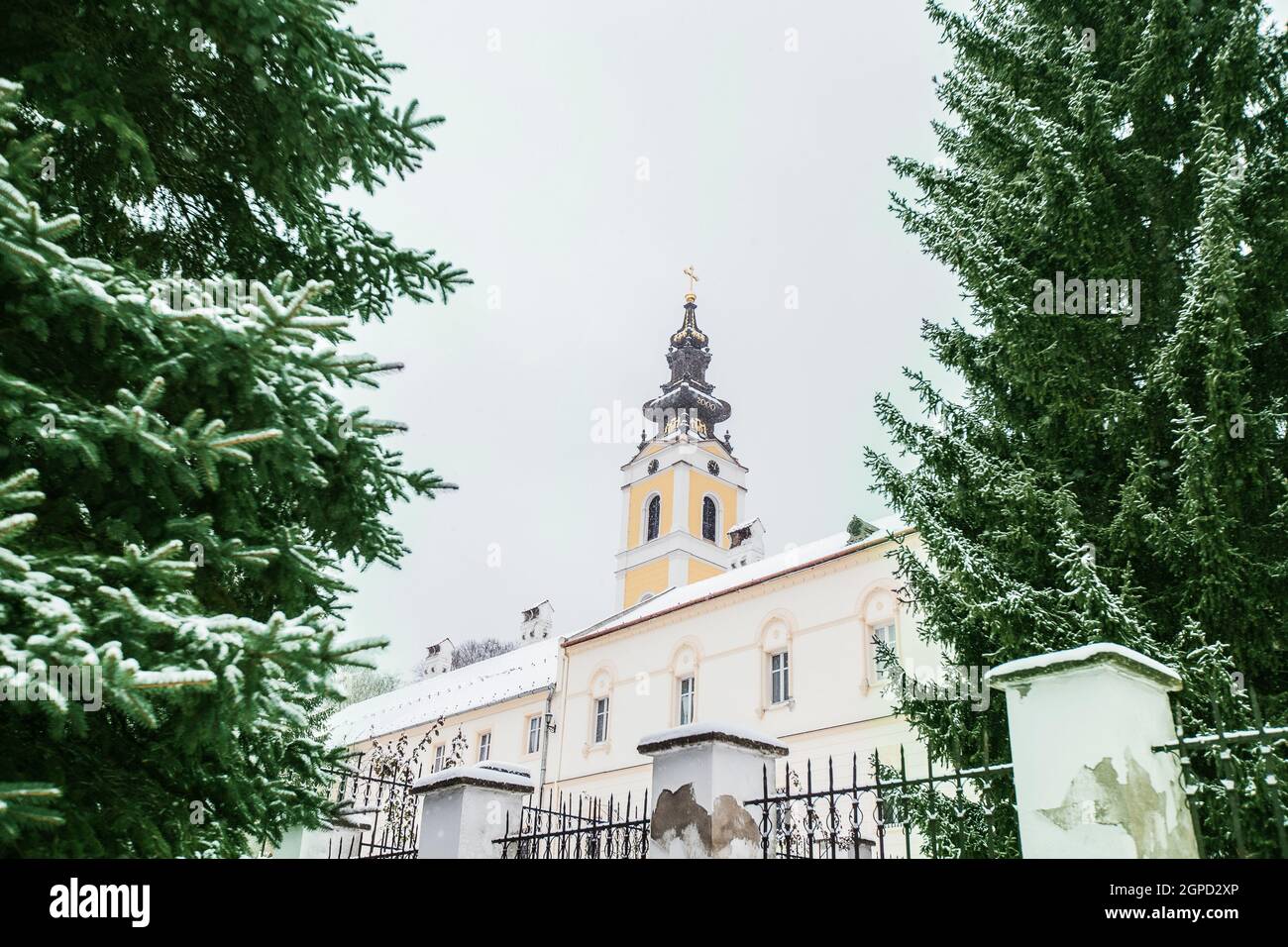 Winterlandschaft, verschneite Tage, orthodoxes Kloster Grgeteg. Das Hotel liegt im Dorf Grgeteg auf dem Berg Fruska Gora in Nordserbien. Stockfoto