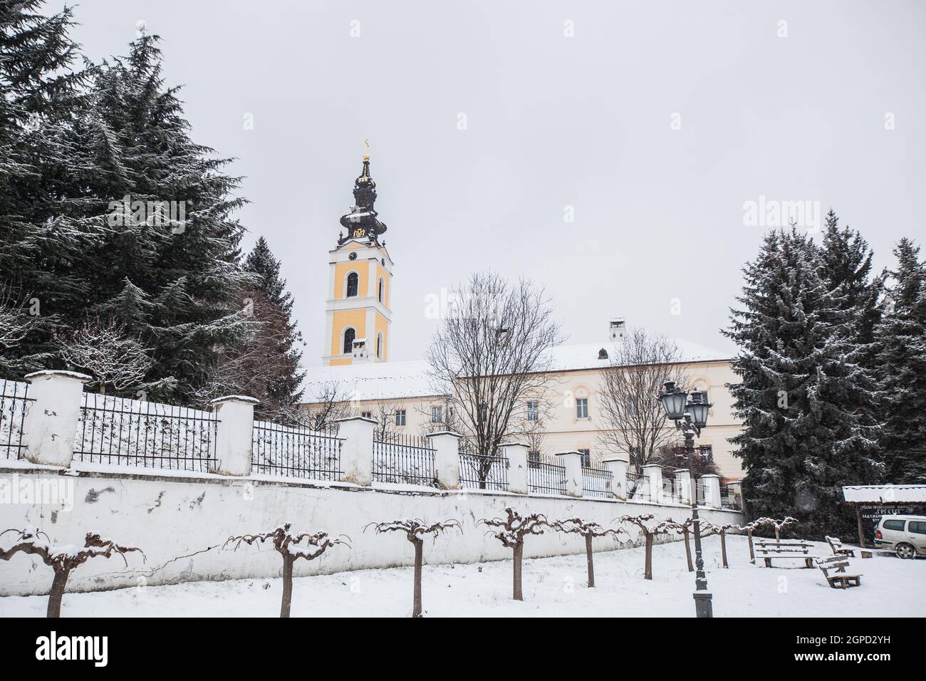 Winterlandschaft, verschneite Tage, orthodoxes Kloster Grgeteg. Das Hotel liegt im Dorf Grgeteg auf dem Berg Fruska Gora in Nordserbien. Stockfoto