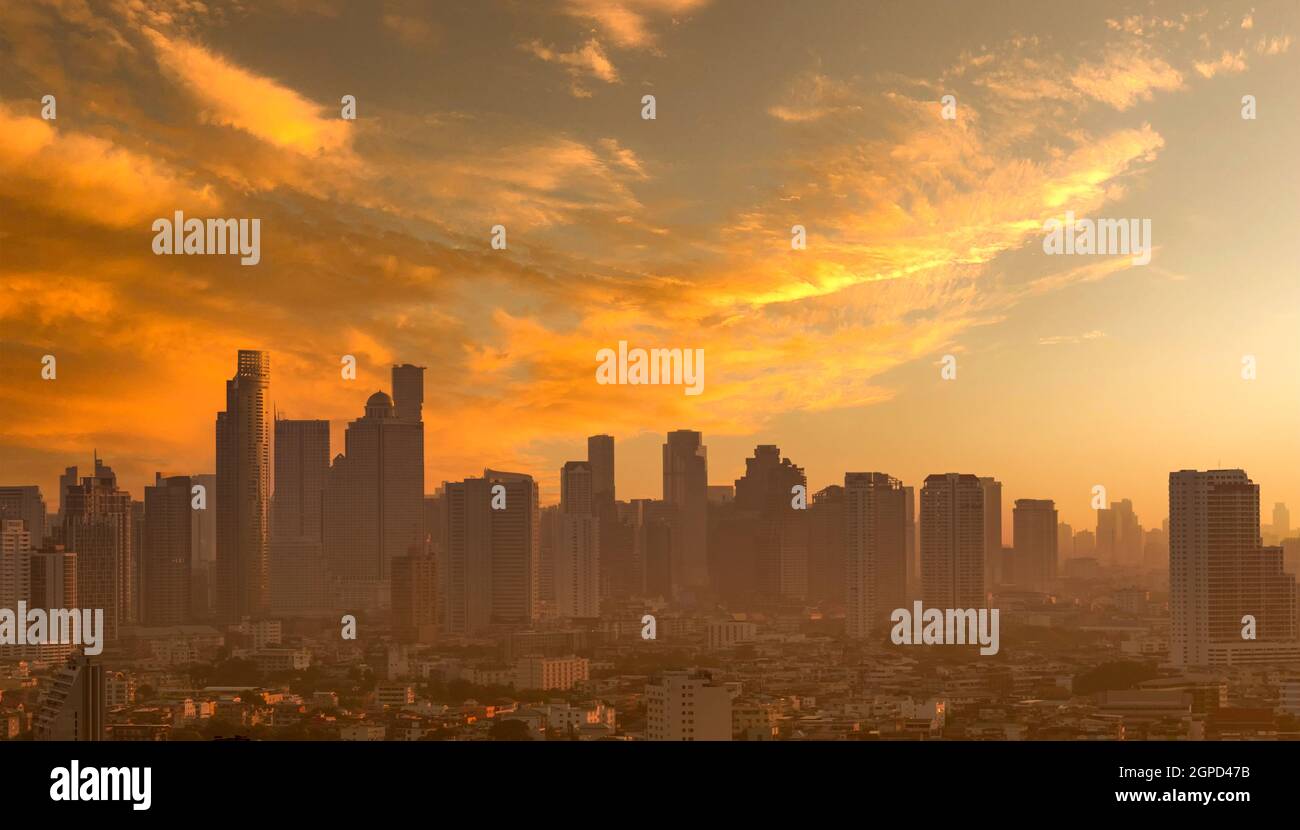 Luftverschmutzung. Smog und feiner Staub von pm2.5 bedeckt Stadt am Morgen mit orange Sonnenaufgangshimmel. Stadtbild mit verschmutzter Luft. Schmutzige Umgebung. Stadt Stockfoto