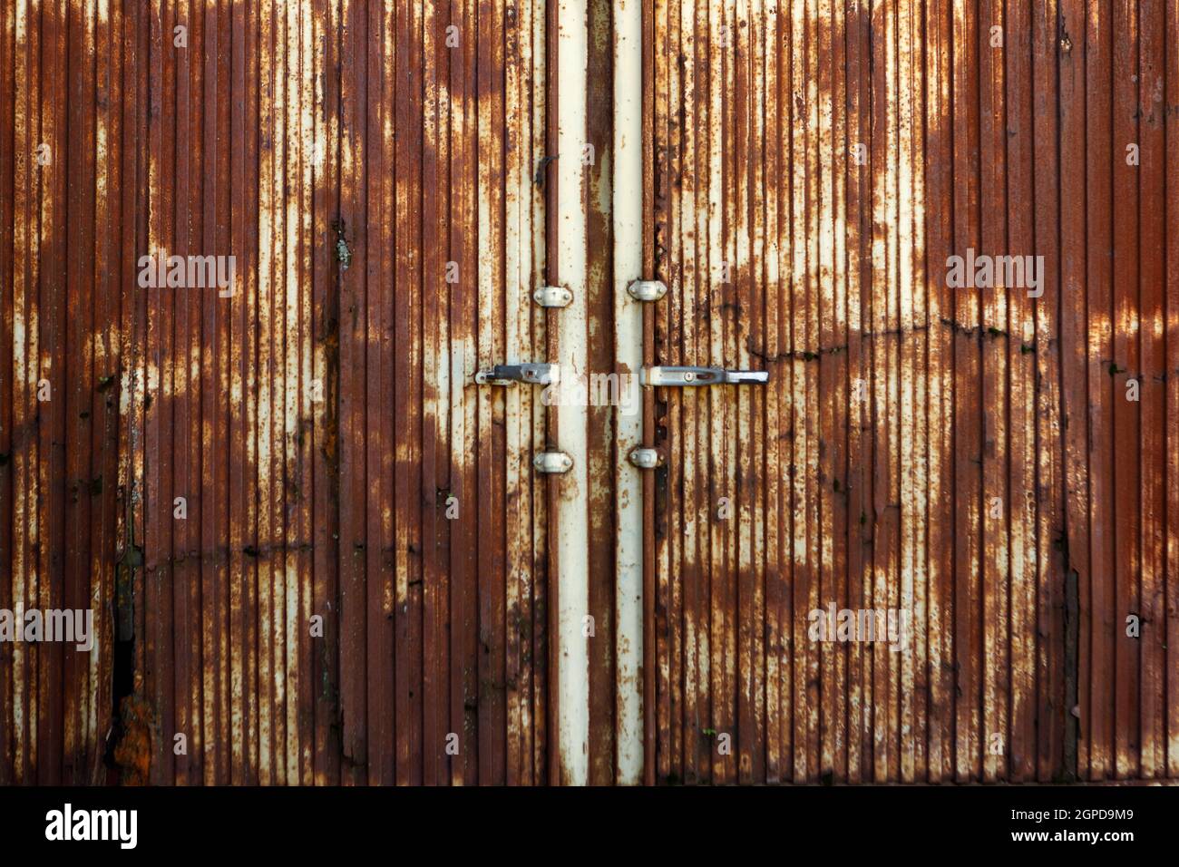 Große rostige Tür eines Lagers für Hintergrundbild Stockfoto