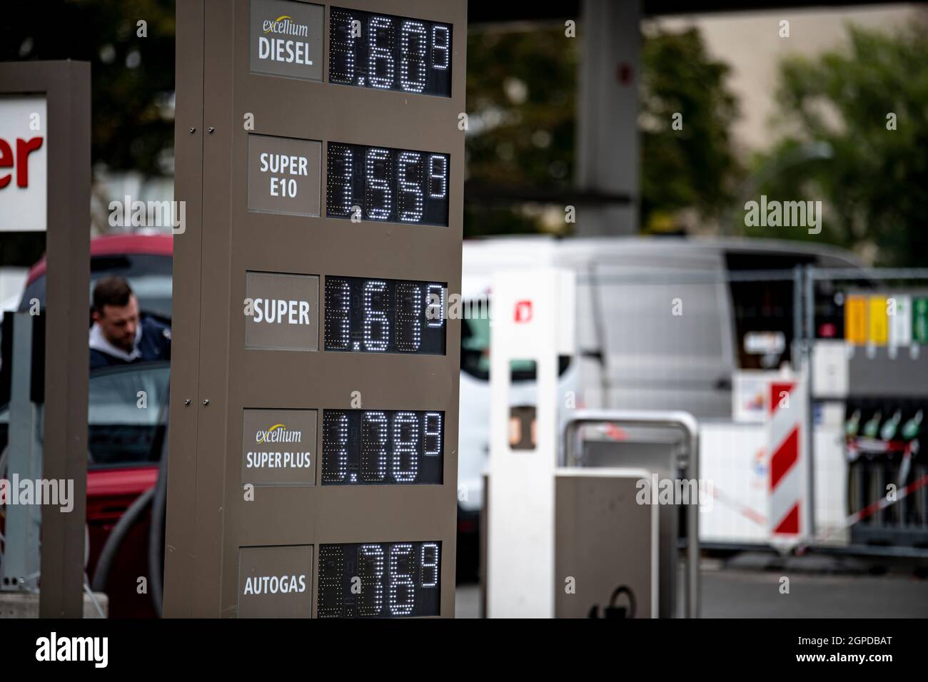 Berlin, Deutschland. September 2021. Die Preistafel vor einer Tankstelle zeigt die Benzin- und Dieselpreise an. Der bundesweite Tagesdurchschnitt für Benzin und Diesel ist in Deutschland weiter gestiegen. Quelle: Fabian Sommer/dpa/Alamy Live News Stockfoto