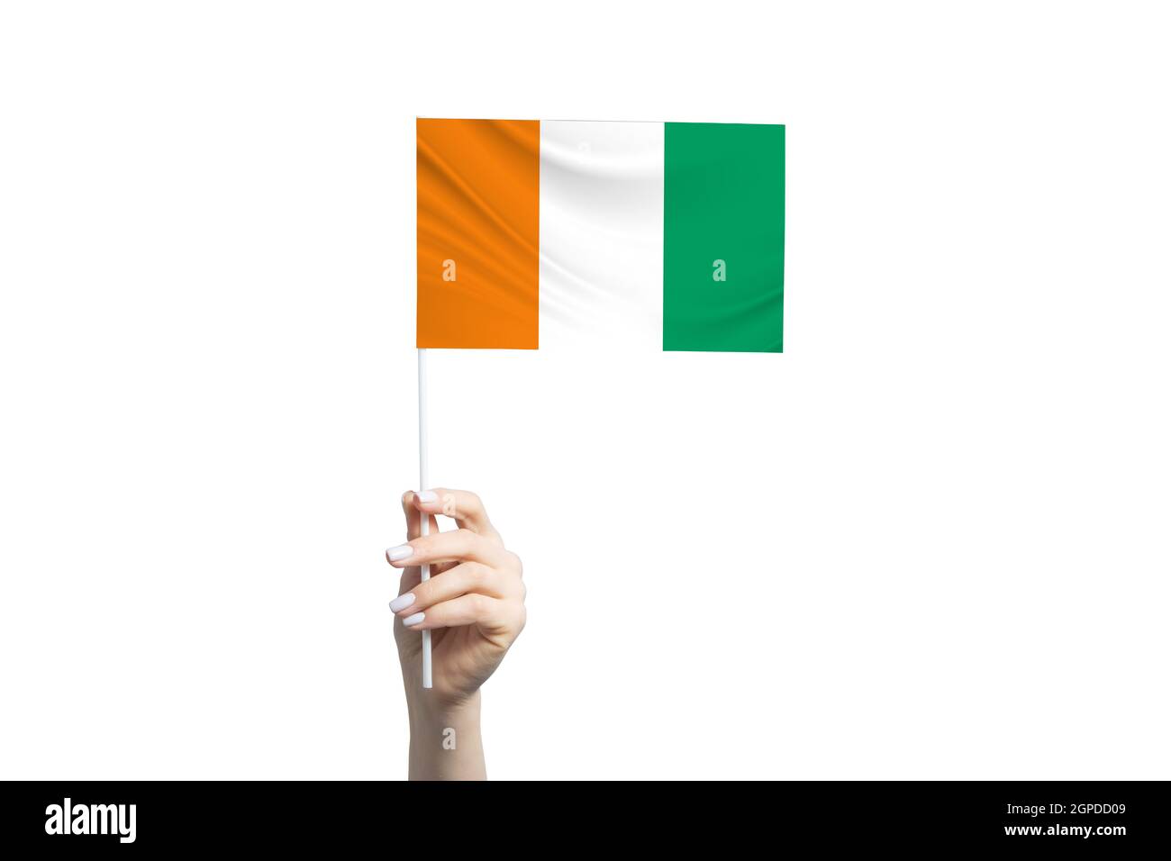 Schöne weibliche Hand mit C te d'Ivoire Flagge, isoliert auf weißem Hintergrund. Stockfoto