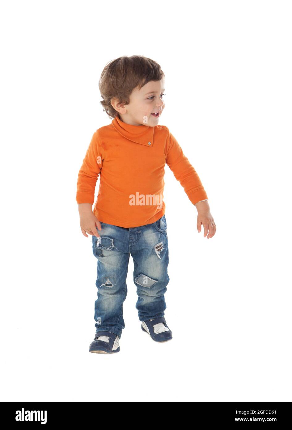 Schönes kleines Kind zwei Jahre alt tragen Jeans und Jersey orange isoliert auf weißem Hintergrund Stockfoto