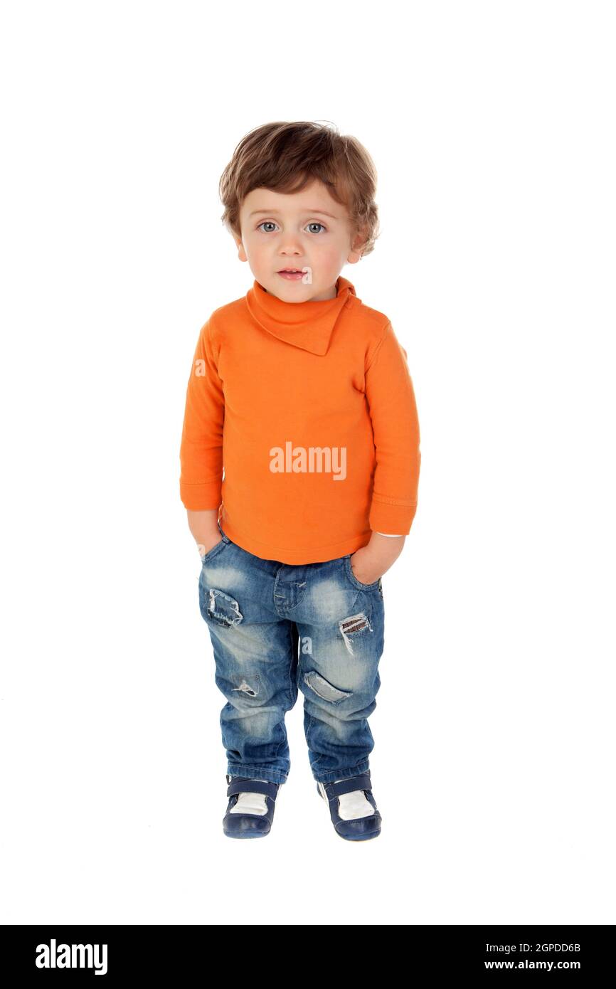 Schönes kleines Kind zwei Jahre alt tragen Jeans und Jersey orange isoliert auf weißem Hintergrund Stockfoto