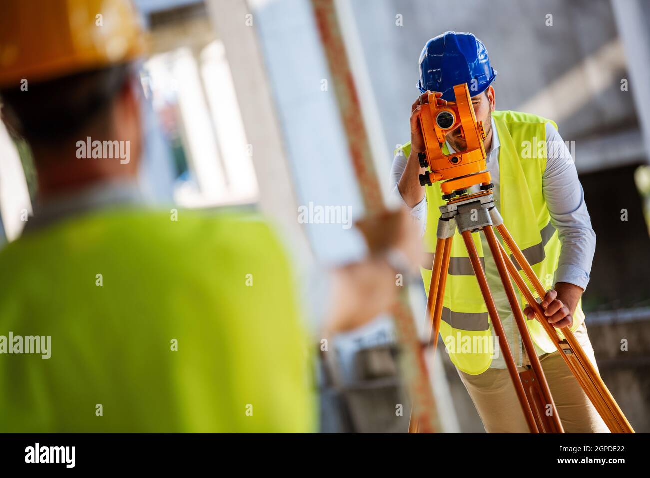 Ingenieurvermesser, der auf der Baustelle mit Theodolit arbeitet Stockfoto