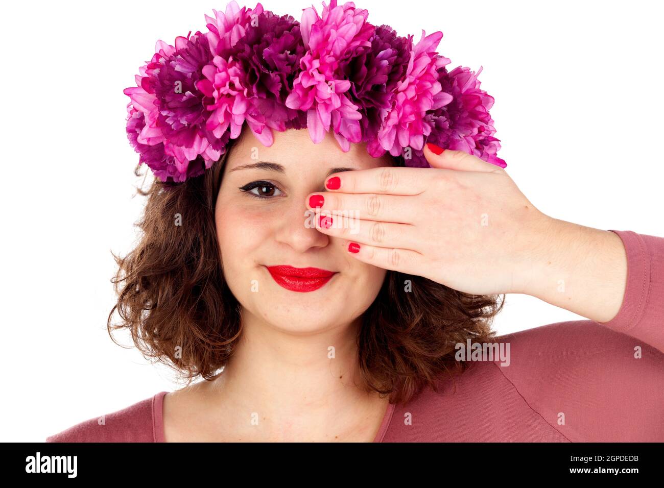Schöne Mädchen mit rosa Blüten Krone abdecken eines Auges isoliert auf weißem Hintergrund Stockfoto