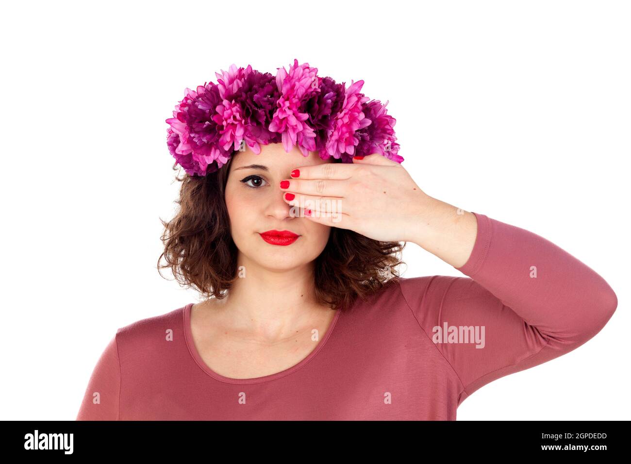 Schöne Mädchen mit rosa Blüten Krone abdecken eines Auges isoliert auf weißem Hintergrund Stockfoto