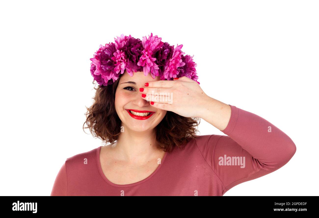 Schöne Mädchen mit rosa Blüten Krone abdecken eines Auges isoliert auf weißem Hintergrund Stockfoto