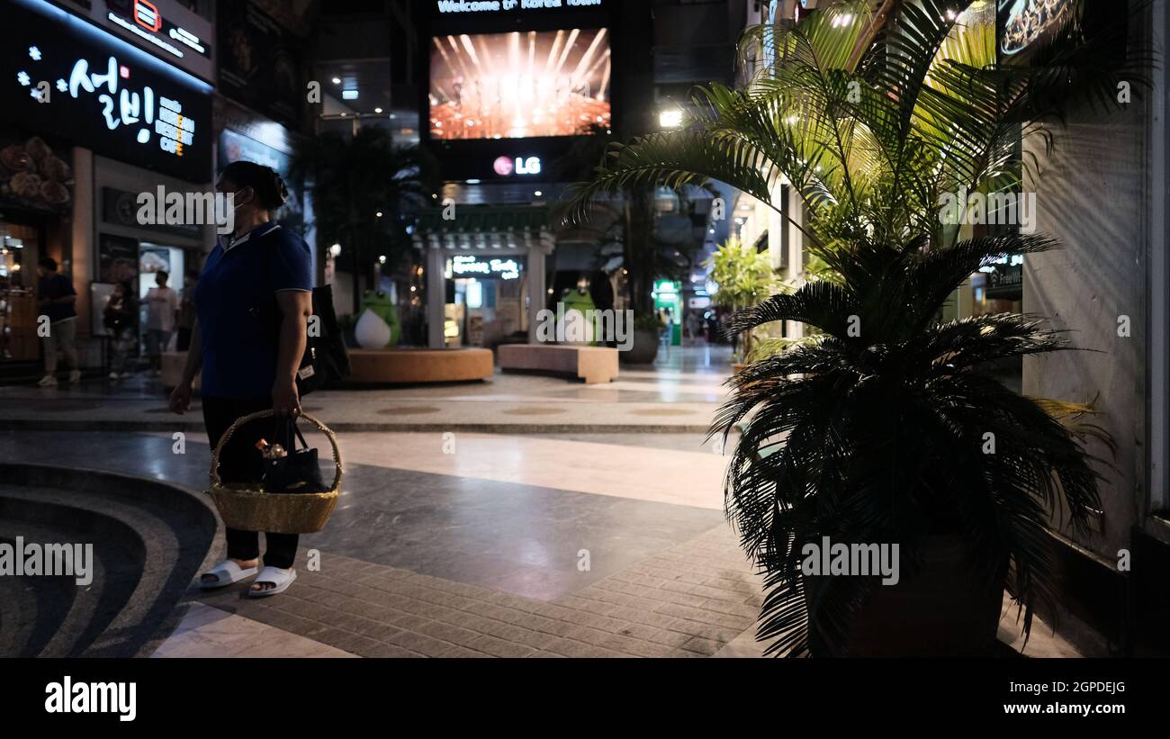 Korea Town Plaza Shopping Sukhumvit Road zwischen Soi Nana und Soi Asoke am Sonntagabend, den 26 2021. Oktober, Covid 19, Pandemie, Sperrung um 7:45 Uhr Stockfoto