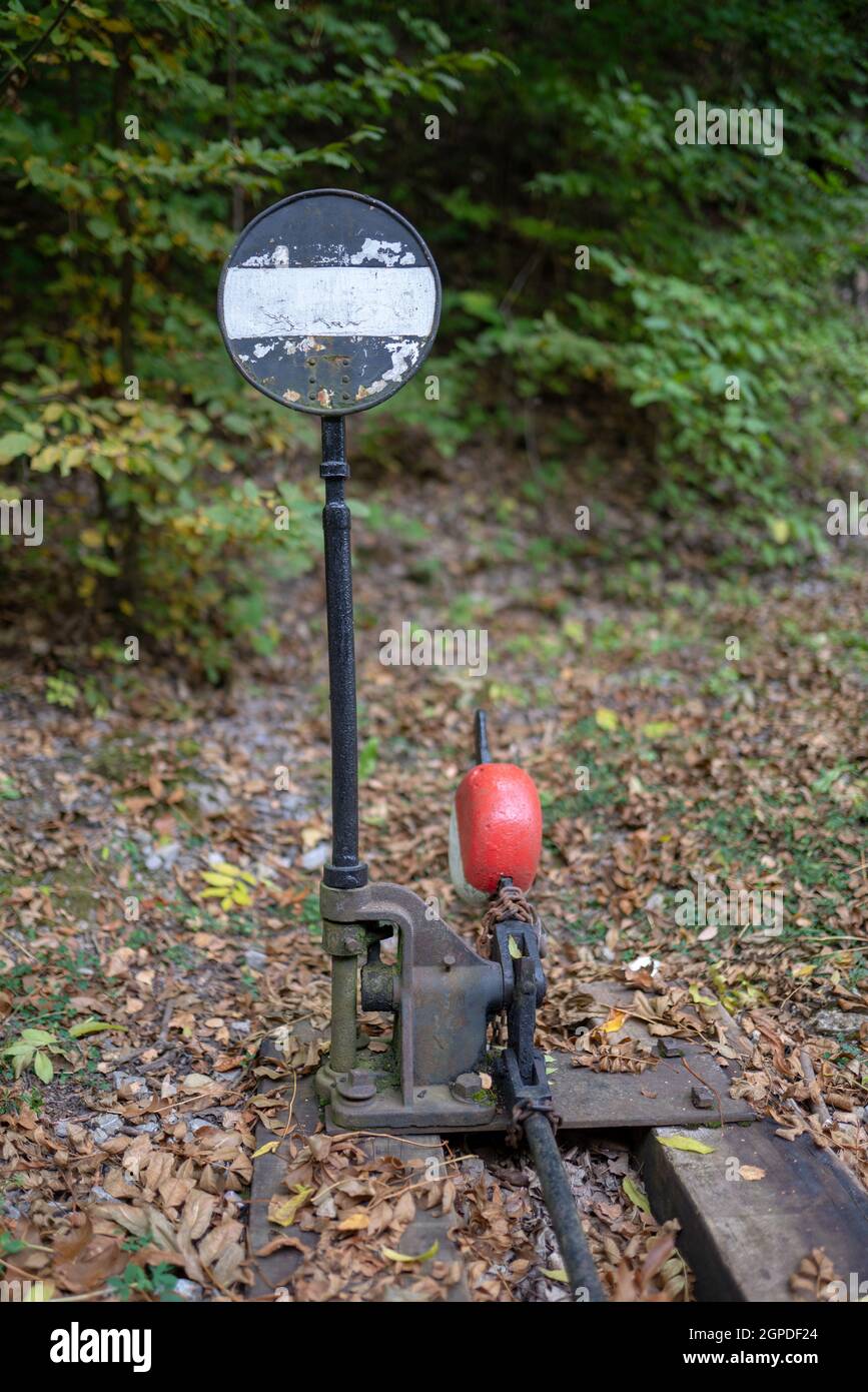 Handbetriebener Eisenbahnschalter von 600mm schmalen Steinbruchgleisen. Freilichtmuseum des Kalksteinbergbaus „Barbora“, tschechischer Karst. Stockfoto