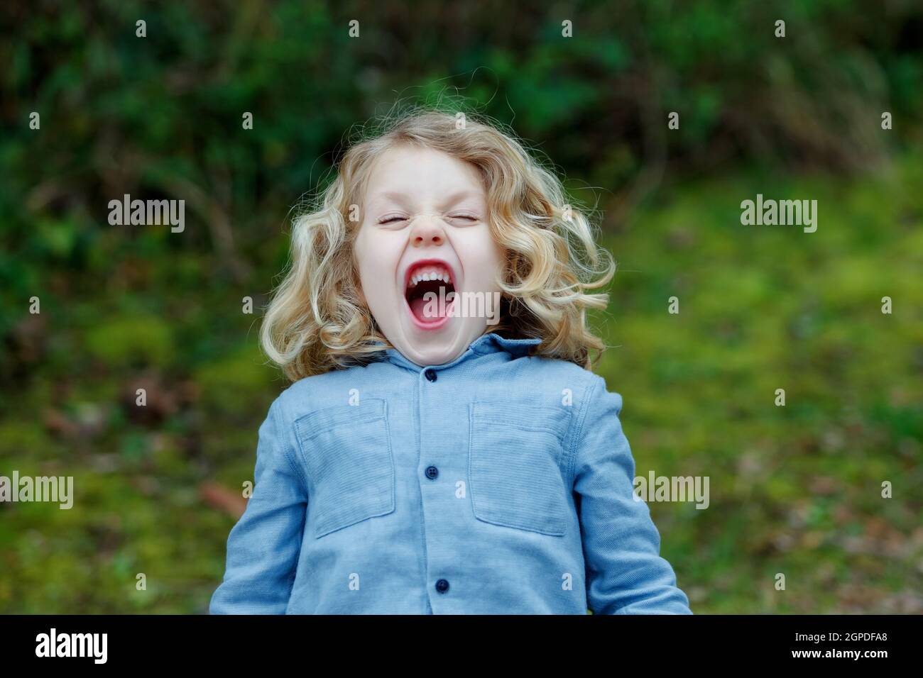 Kleines Kind mit langen blonden Haaren und einer sonnigen Tag Stockfoto