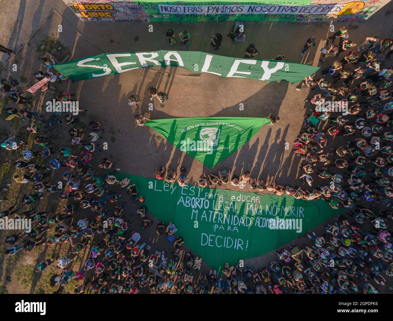 Santiago, Chile. September 2017. (Anmerkung der Redaktion: Bilder von einer Drohne) Luftaufnahme eines riesigen Transparents für einen legalen, sicheren und freien Zugang zu Abtreibungen während der Demonstration.Frauen veranstalteten eine Demonstration in Santiago am Globalen Aktionstag für legale Abtreibungen. Kredit: SOPA Images Limited/Alamy Live Nachrichten Stockfoto