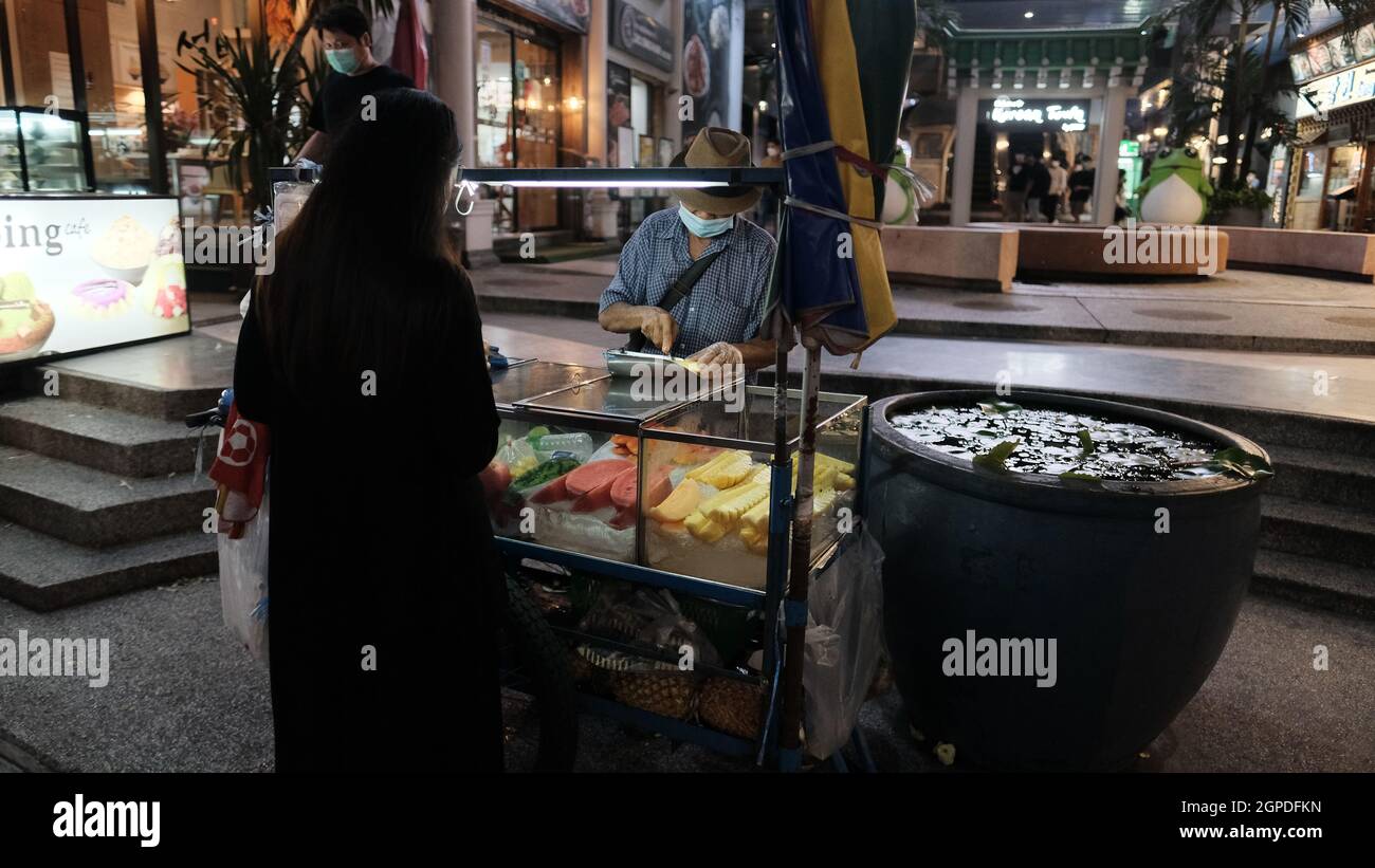 Push Cart Food Seller Sukhumvit Road zwischen Soi Nana und Soi Asoke am Sonntag Abend 26 2021. Oktober Covid 19, Pandemie, Sperrung ca. 7:45 Uhr Stockfoto