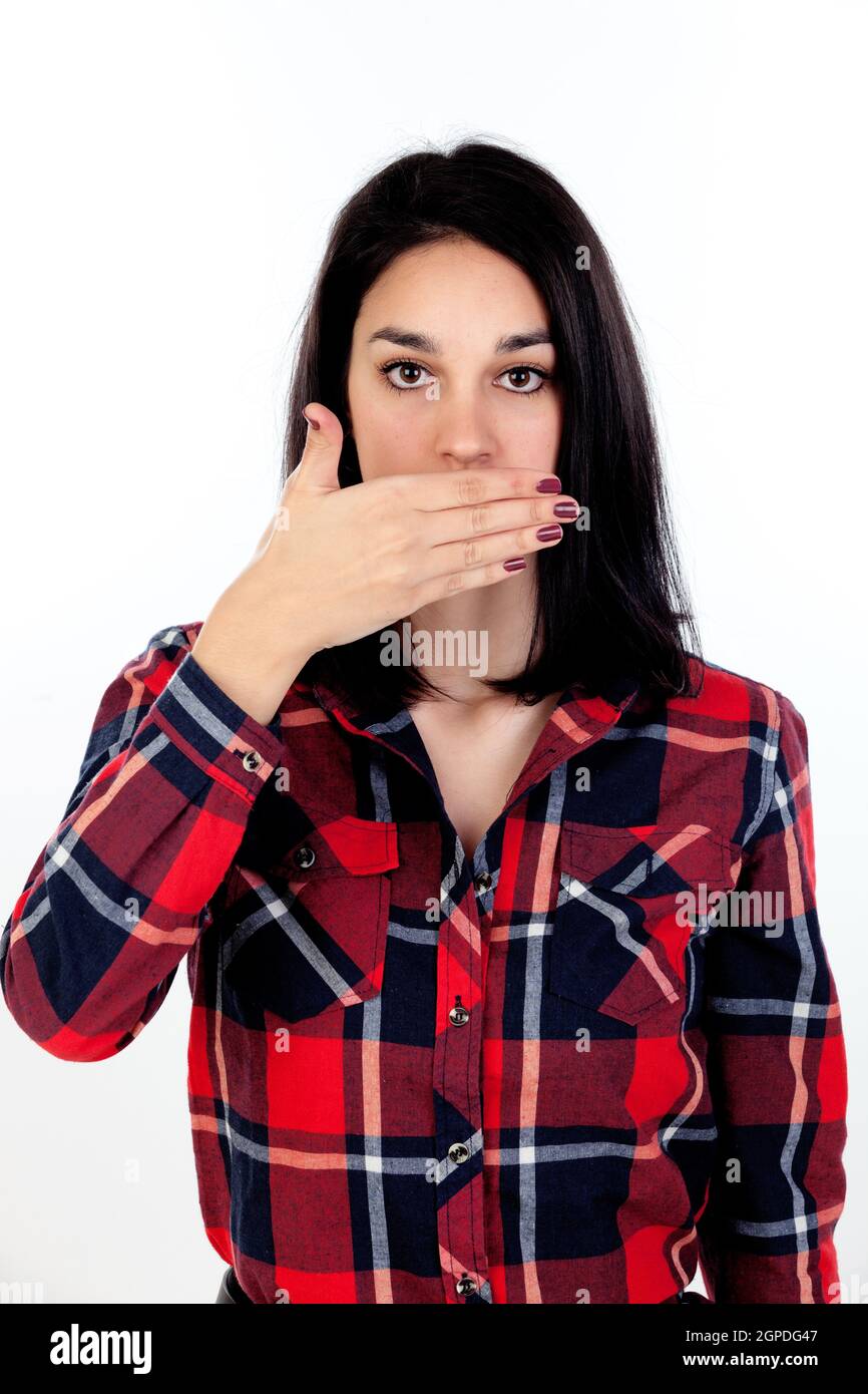 Brünette junge Frau, die ihren Mund isoliert auf weißem Hintergrund Stockfoto