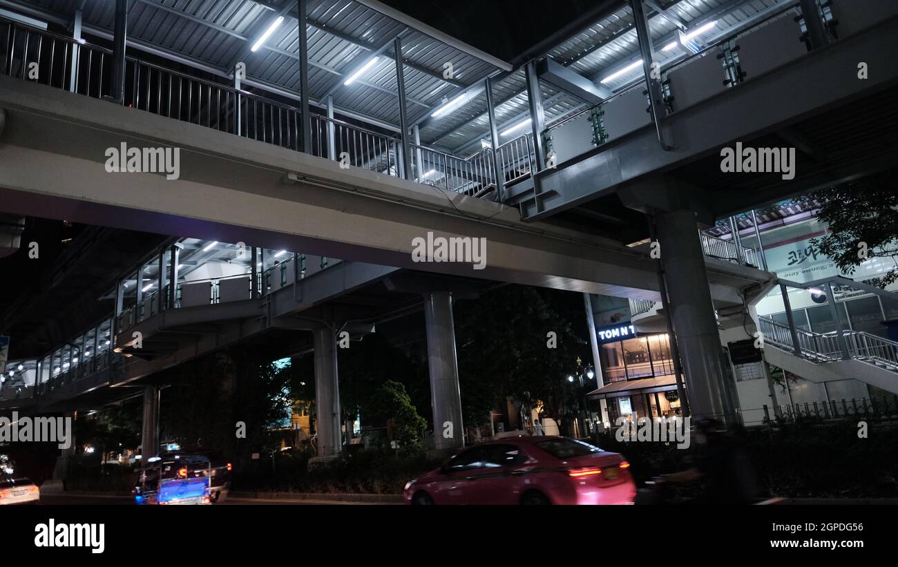 BTS Skywalk am Terminal 21 Sukhumvit Road zwischen Soi Nana und Soi Asoke am Sonntagabend, den 26 2021. Oktober, Covid 19, Pandemie, Sperrung gegen 7:45 Uhr Stockfoto