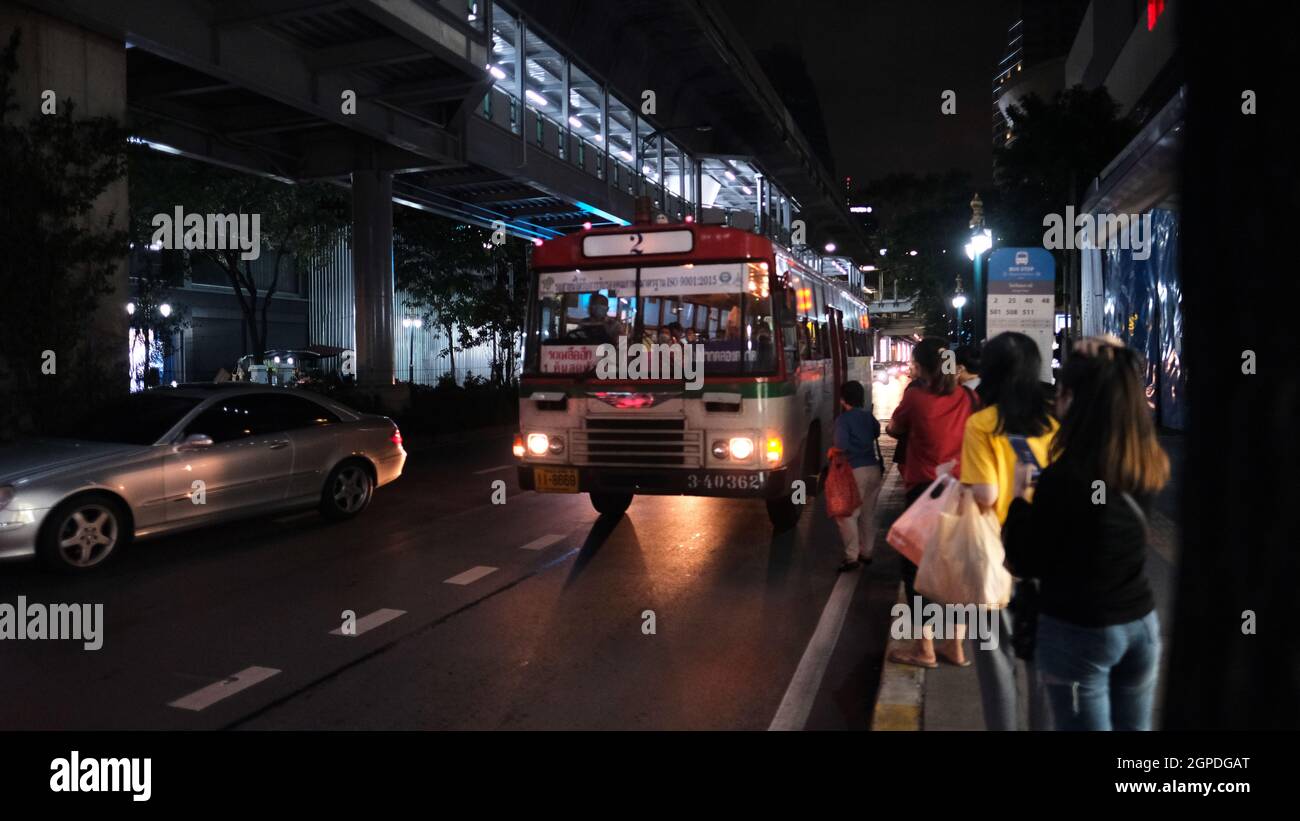 Pendler Bushaltestelle Soi 12 auf der Sukhumvit Road zwischen Soi Nana und Soi Asoke am Sonntag Abend 26 2021. Oktober Covid 19, Pandemie, Sperrung ca. 7:45 Uhr Stockfoto