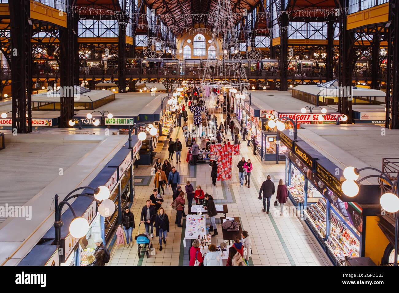 BUDAPEST, UNGARN - November 2019: Budapest große Markthalle (Central Market Hall), die größte Indoor-Markt Bilt im Jahr 1897 in Budapest, Ungarn. Tour Stockfoto