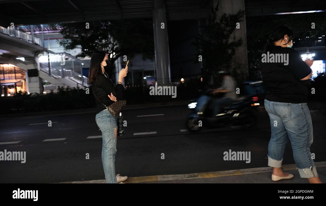 Pendler Bushaltestelle Soi 12 auf der Sukhumvit Road zwischen Soi Nana und Soi Asoke am Sonntag Abend 26 2021. Oktober Covid 19, Pandemie, Sperrung ca. 7:45 Uhr Stockfoto