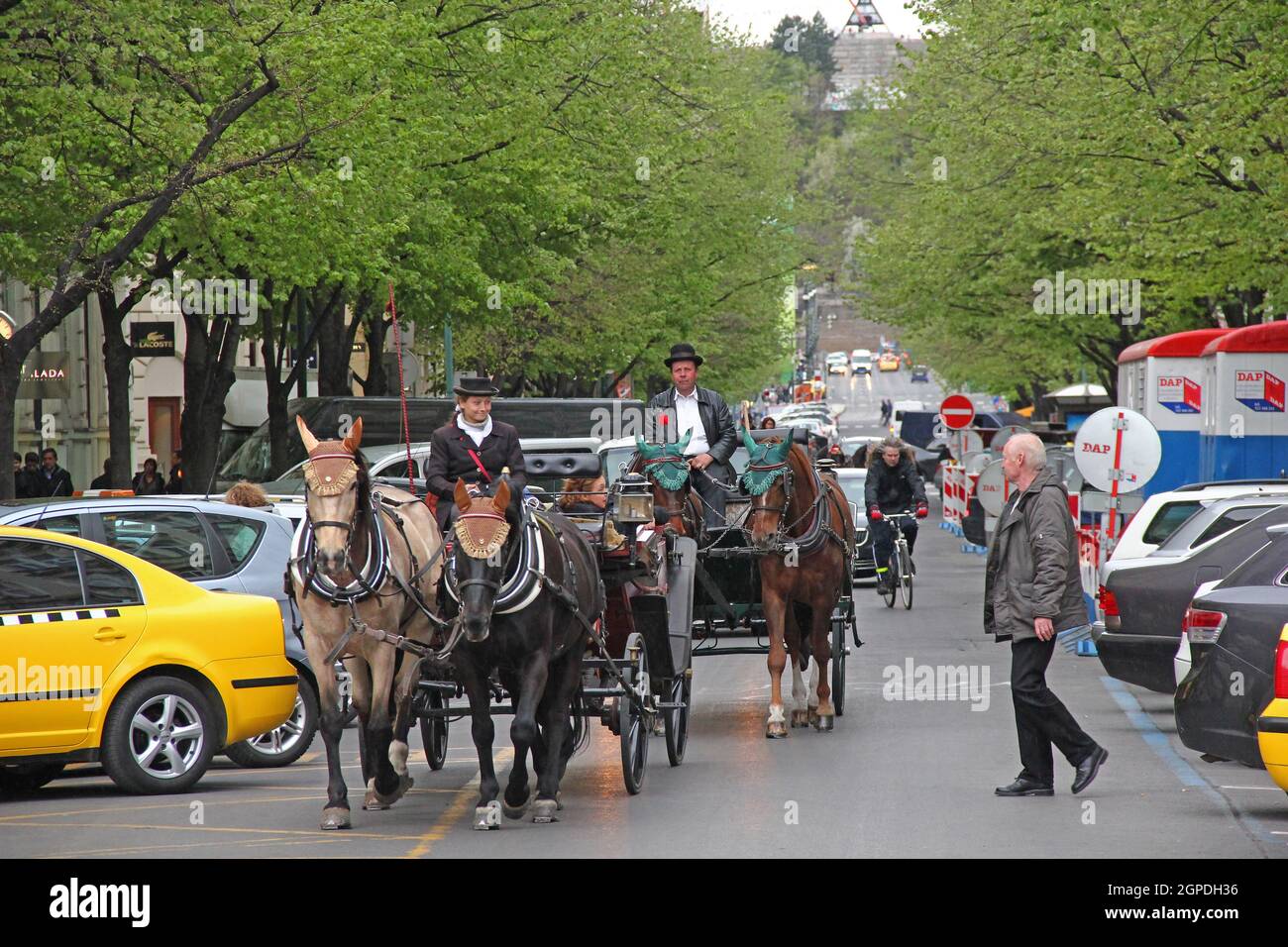 PRAG, TSCHECHIEN - 23. APRIL 2012: Das sind unterhaltsame Spaziergänge in alten Pferdekutschen entlang der Pariser Straße in der Altstadt am Abend. Stockfoto PRAG, TSCHECHIEN - 23. APRIL 2012: Das sind unterhaltsame Spaziergänge in alten Pferdekutschen entlang der Pariser Straße in der Altstadt am Abend. Stockfoto
