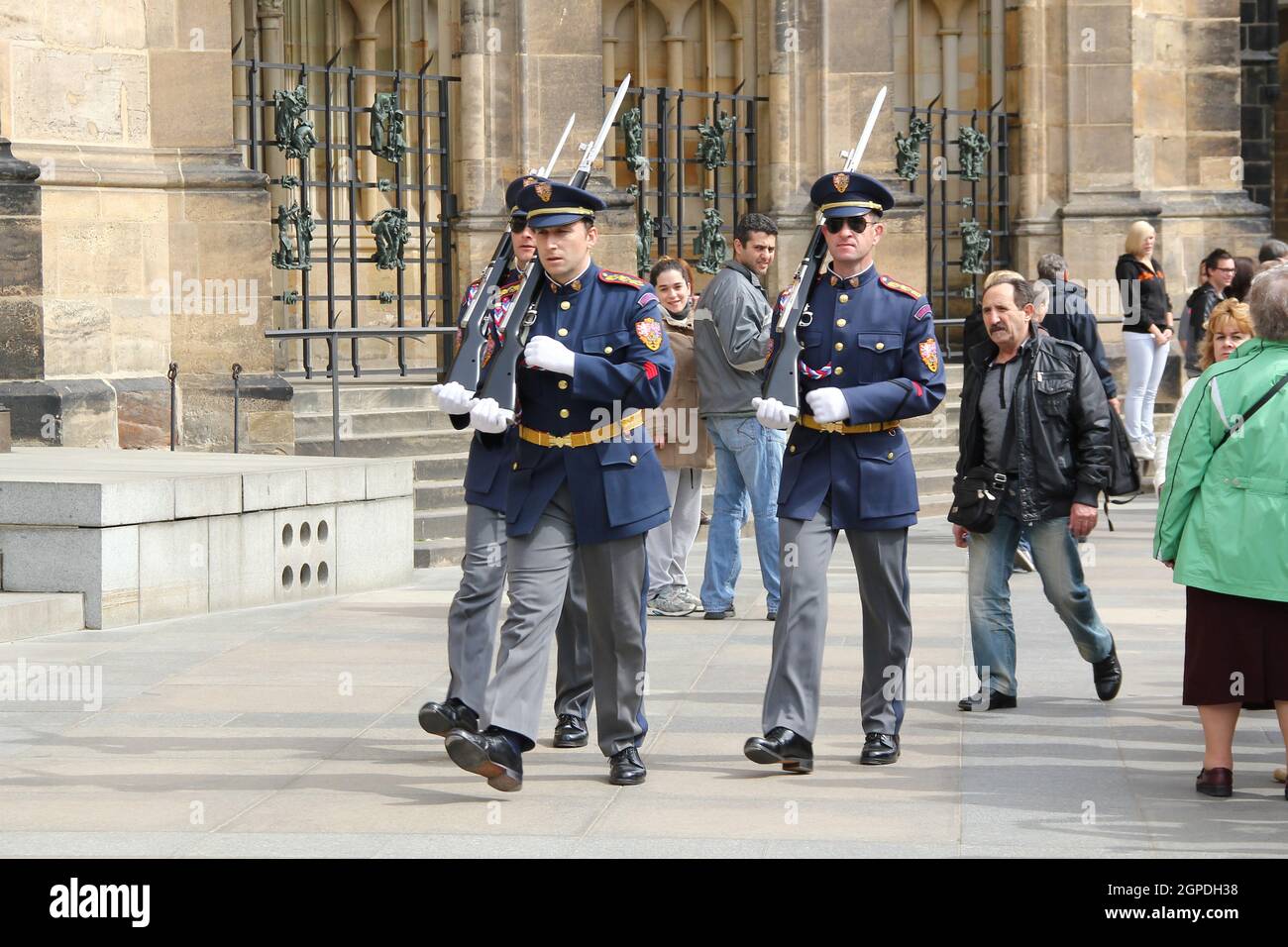 PRAG, TSCHECHIEN - 24. APRIL 2012: Diese Wachen werden zur Zeremonie des Wachwechsels auf der Prager Burg entsandt. Stockfoto