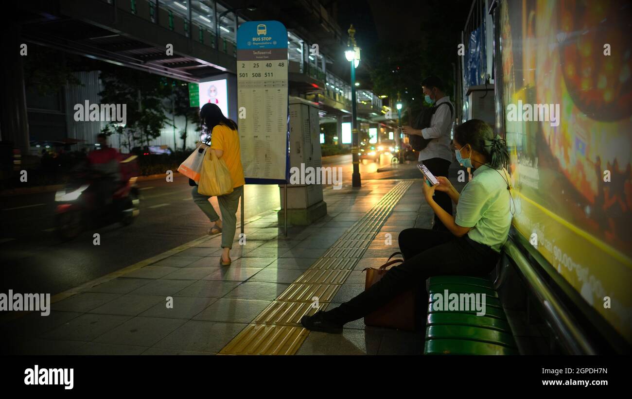 Pendler Bushaltestelle Soi 12 auf der Sukhumvit Road zwischen Soi Nana und Soi Asoke am Sonntag Abend 26 2021. Oktober Covid 19, Pandemie, Sperrung ca. 7:45 Uhr Stockfoto
