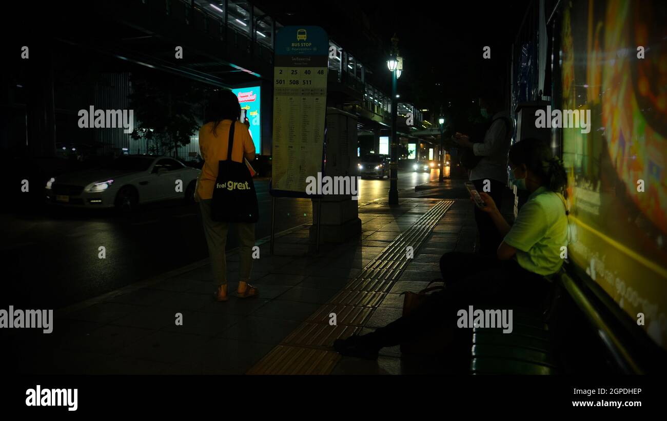 Pendler Bushaltestelle Soi 12 auf der Sukhumvit Road zwischen Soi Nana und Soi Asoke am Sonntag Abend 26 2021. Oktober Covid 19, Pandemie, Sperrung ca. 7:45 Uhr Stockfoto