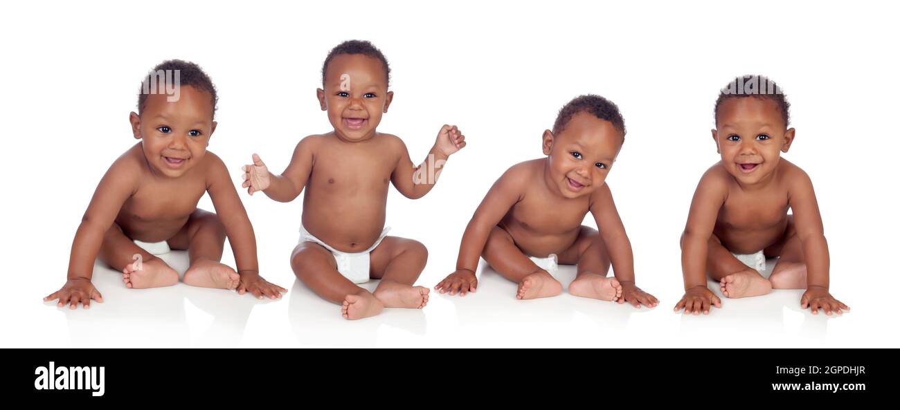 Vier lustige afrikanische Baby sitzen auf dem Boden isoliert auf weißem Hintergrund Stockfoto