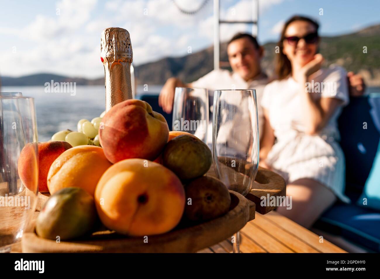 Obstschale und Flasche Champagner für ein romantisches Date auf einer Yacht Stockfoto