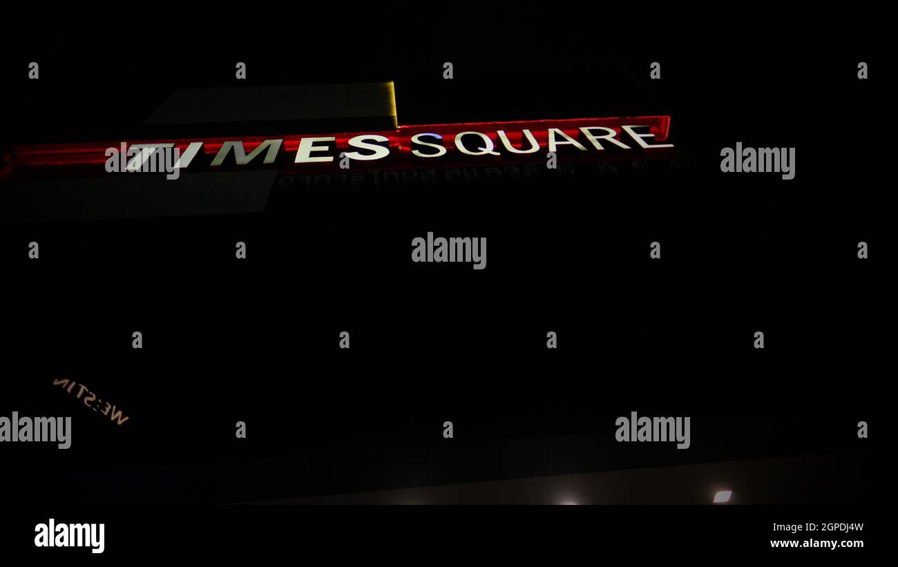 Times Square Building Mall Sukhumvit Road zwischen Soi Nana und Soi Asoke am Sonntagabend, den 26 2021. Oktober, Covid 19, Pandemie, Absperrung um 7:45 Uhr Stockfoto