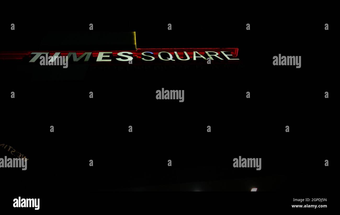 Times Square Building Mall Sukhumvit Road zwischen Soi Nana und Soi Asoke am Sonntagabend, den 26 2021. Oktober, Covid 19, Pandemie, Absperrung um 7:45 Uhr Stockfoto