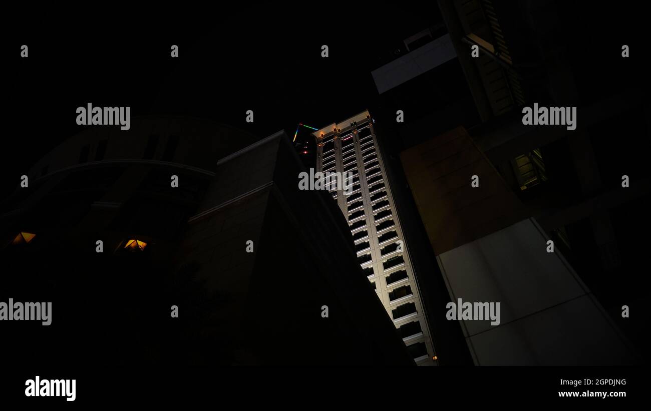 Times Square Building Mall Sukhumvit Road zwischen Soi Nana und Soi Asoke am Sonntagabend, den 26 2021. Oktober, Covid 19, Pandemie, Absperrung um 7:45 Uhr Stockfoto