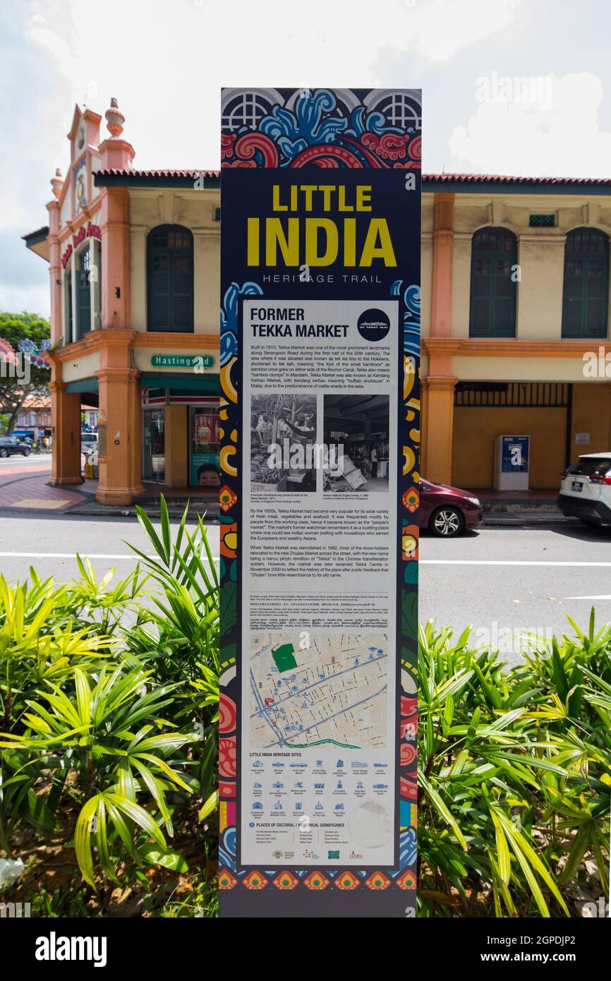 Ein vertikales Schild, das über die Geschichte der Gegend geschrieben ist. Karte, um die Richtung der touristischen Orte zu zeigen, Little India Viertel, Singapur. Stockfoto