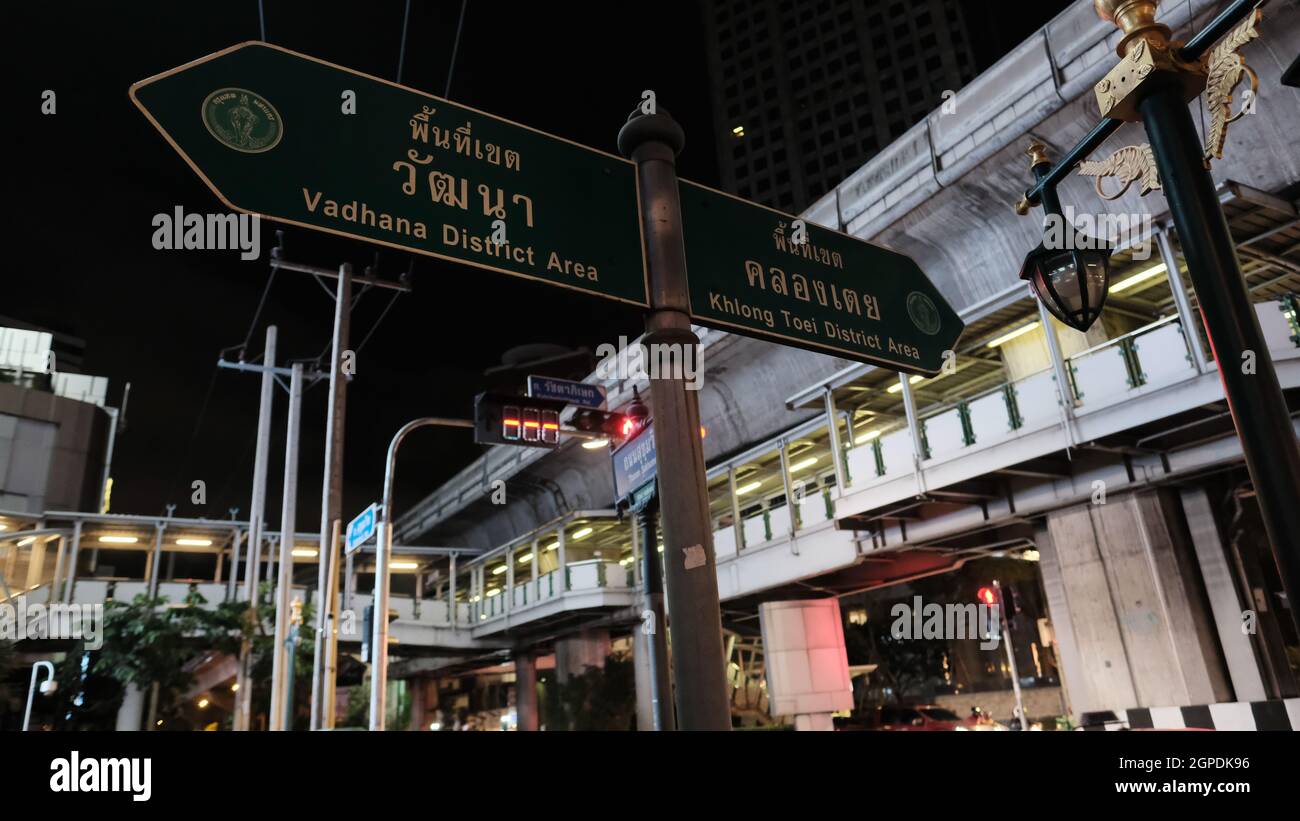 Asoke BTS Station Sukhumvit Road zwischen Soi Nana und Soi Asoke am Sonntagabend, 26 2021. Oktober, Covid 19, Pandemie, Sperrung ca. 7:45 Uhr Stockfoto