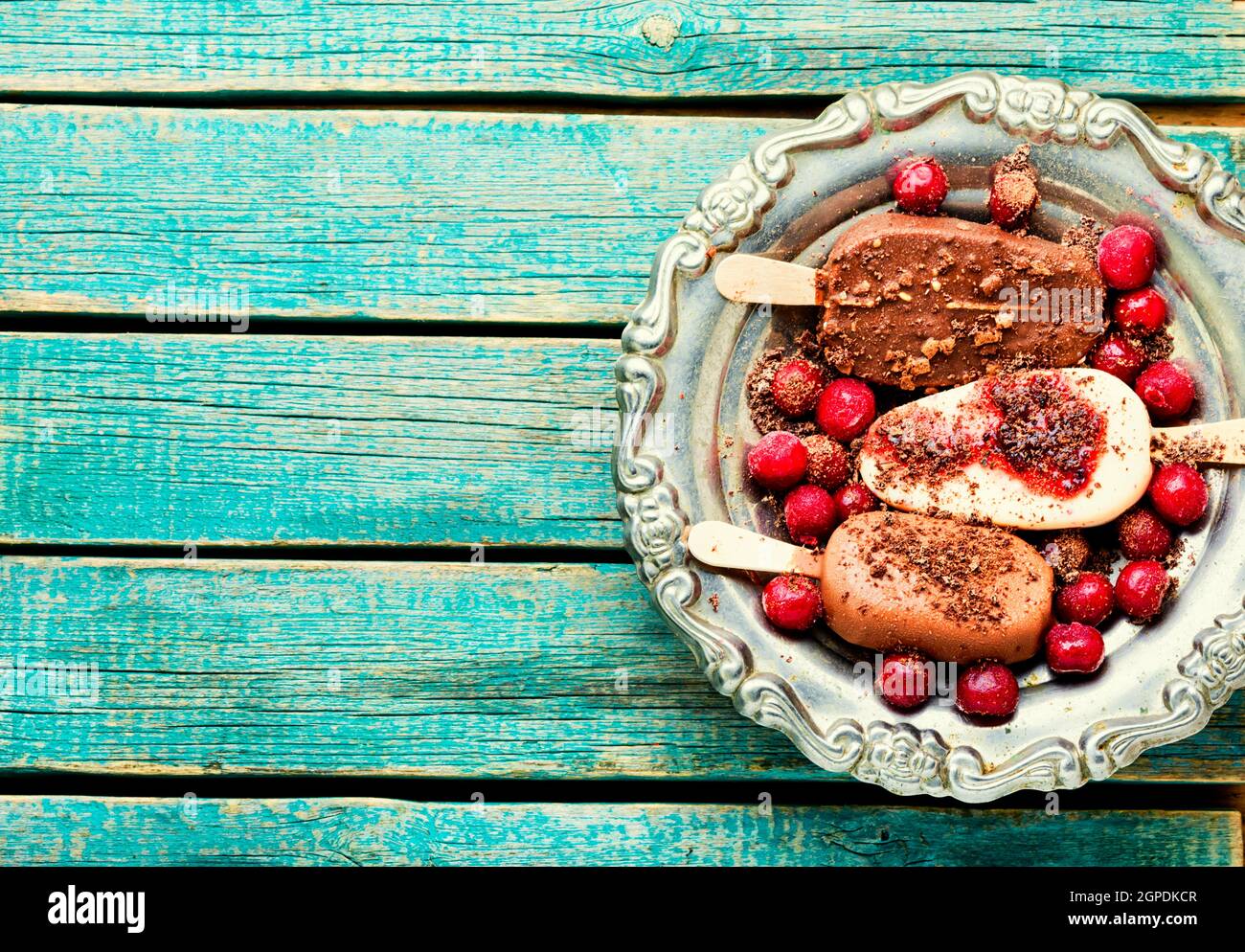 Eis auf Stöcken mit Schokolade.Schokoladenüberzogene Eis mit Kirschmarmelade Stockfoto